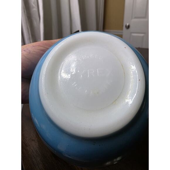 2 Vintage Pyrex 401 Blue 1 1/2 Pint Nesting Ovenware Bowls USA - Picture 12 of 16